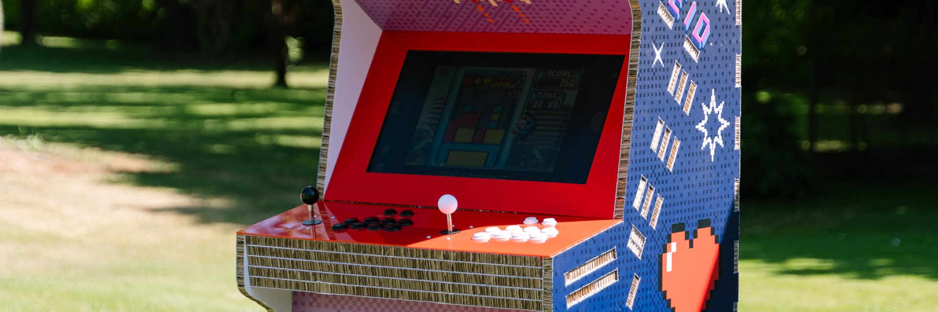 Cabinet arcade Arkeid in cartone alveolare allestito all’aperto