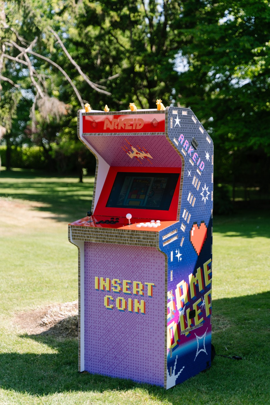 Cabinet arcade Arkeid in cartone alveolare allestito all’aperto