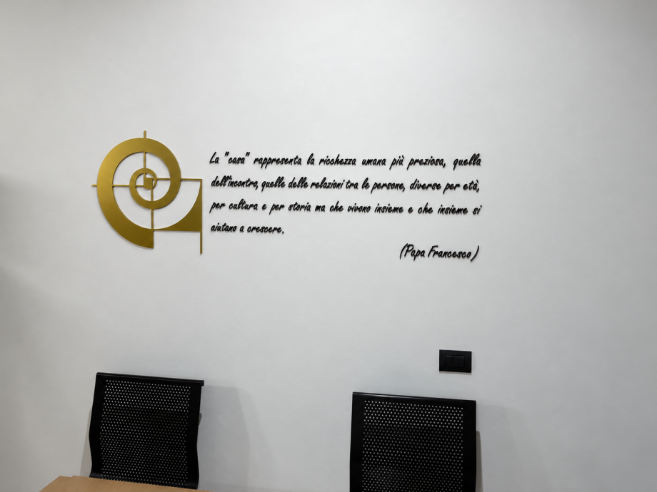 Logo e scritta in plexiglass oro opaco e nero opaco